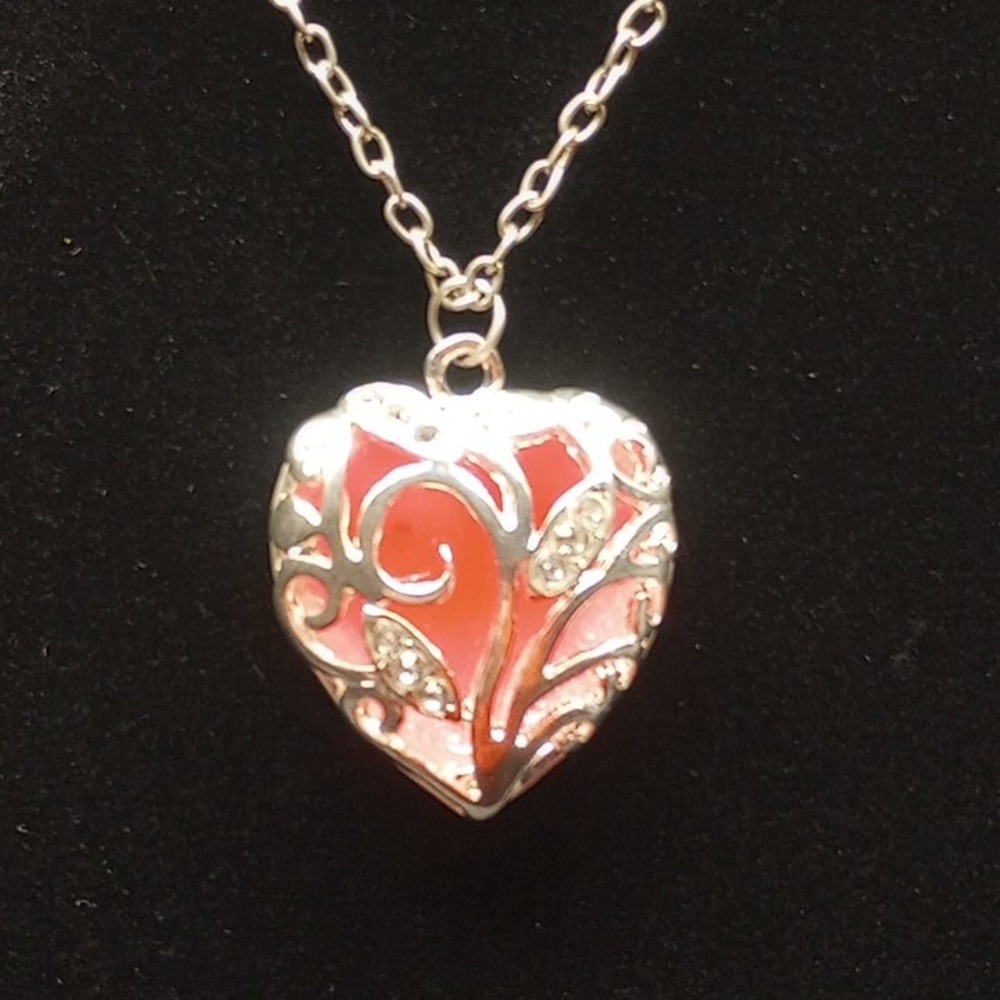 Heart Necklace‎ Glow in Dark Charm Pendant Silver Tone Chain Women 18 in